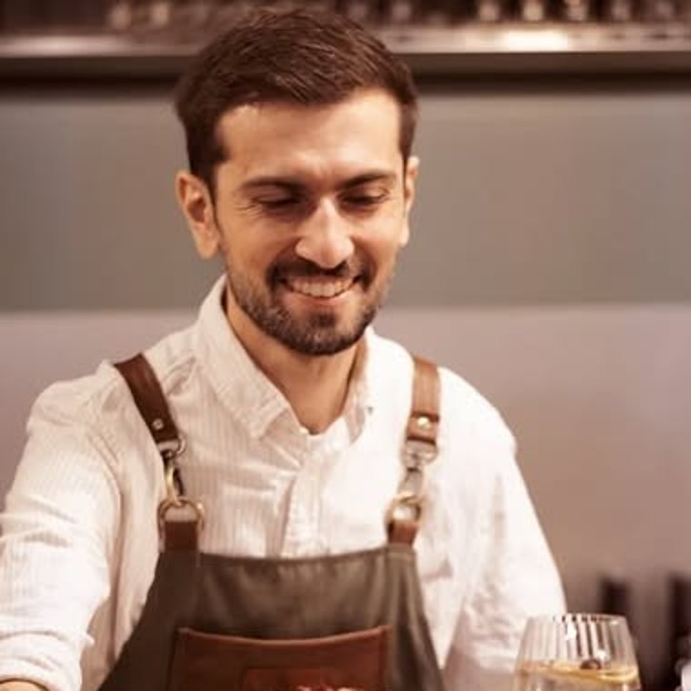Rémy Durand, fondateur de Pépère, derrière son bar