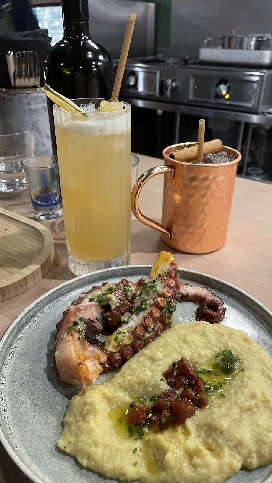 Poulpe grillé et cocktails