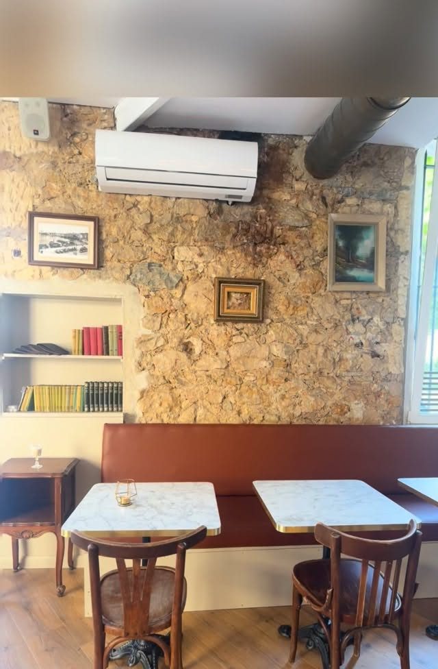 La salle et son mur en pierre